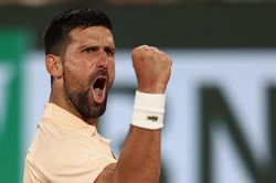 Djokovic ngược dòng vào vòng 2 Roland Garros