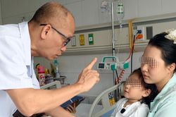 Bé gái gặp nạn khi ăn thịt xiên nướng, bác sĩ phải chuẩn bị tình huống xấu nhất