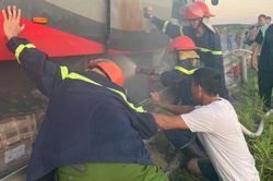 Xe khách chở 33 người bất ngờ bốc cháy trên cao tốc Bắc - Nam