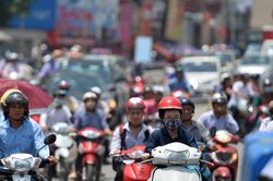 Vài phút ngoài trời nắng có thể gây sốc nhiệt, bác sĩ chỉ 2 điều cần làm ngay