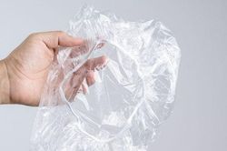 Vì sao nên mang mũ tắm nilon từ khách sạn về nhà?