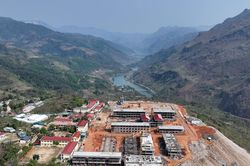 Thủ tướng yêu cầu hoàn thành 100 trường nội trú liên cấp trước 30/8