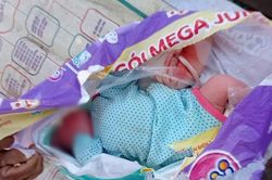 Bé gái sơ sinh chưa cắt dây rốn bị bỏ rơi giữa trưa nắng