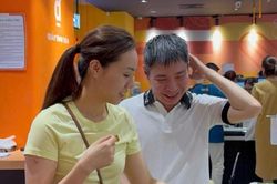 Vợ NSND Công Lý làm tiếp thị nuôi chồng, diễn viên Minh Tiệp rán trứng trên nắp capô