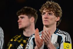 Barca đua gắt Bayern Munich vì Anthony Gordon