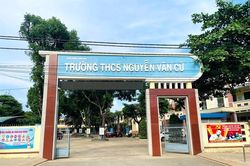 Nam sinh bị bạn dùng rìu đánh vào đầu trong lớp học