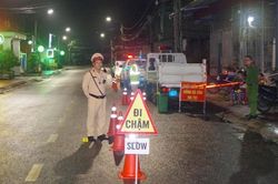 Hành động gây phẫn nộ của người đàn ông khi bị công an kiểm tra nồng độ cồn