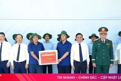 Đồng chí Trần Cẩm Tú tặng quà động viên Đội Quy tập hài cốt liệt sỹ tỉnh Hà Tĩnh
