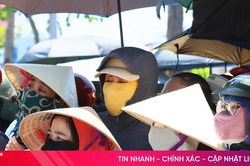 Phụ huynh 'đội nắng', đồng hành cùng con trong kỳ thi