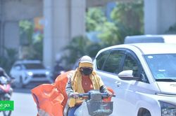 Hà Nội nắng nóng như Hỏa Diệm Sơn, người lao động vẫn oằn mình mưu sinh giữa 'chảo lửa'