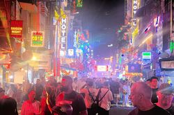 Đánh thức kinh tế đêm TP Hồ Chí Minh - Bài 1: Đêm vẫn sáng đèn nhưng thiếu sức hút