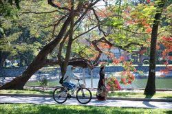Người dân Hà Nội ứng phó với đợt nắng nóng gay gắt