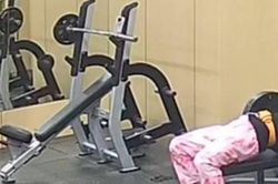 Người đàn ông tập gym may mắn thoát chết khi bị khối tạ 145kg đè trúng