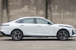 Xe sedan hybrid nội thất tiện nghi, giá chưa tới 350 triệu đồng