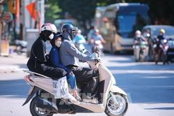 Hình ảnh người dân Thủ đô ứng phó với đợt nắng nóng gay gắt