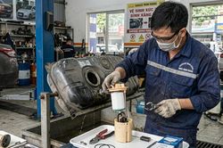 Chủ xe đi xúc rửa bình nhiên liệu vì lo xăng E10 gây tắc kim phun
