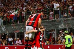 Thua ngược Cagliari 1-2, Milan mất vé Champions League