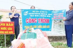 Phụ nữ xã Tân Yên lắp đặt biển cảnh báo, trang bị phao phòng, chống đuối nước