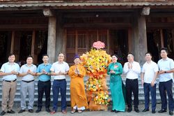 Phó Chủ tịch Thường trực HĐND tỉnh chúc mừng Đại lễ Phật đản tại chùa Hoa Nghiêm Tây Yên Tử