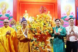 Phó Chủ tịch Thường trực HĐND tỉnh chúc mừng Đại lễ Phật đản tại chùa Hoa Nghiêm Tây Yên Tử