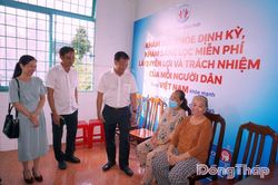 Đồng chí Nguyễn Phước Thiện dự chương trình khám sức khỏe định kỳ, khám sàng lọc miễn phí cho người dân phường Sa Đéc