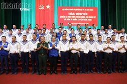 Đồng chí Nguyễn Phước Lộc - Ủy viên Trung ương Đảng, Phó Bí thư Thành ủy, Chủ tịch Ủy ban MTTQ Việt Nam TP. Hồ Chí Minh thăm, động viên chiến sĩ mới tại Lữ đoàn 957