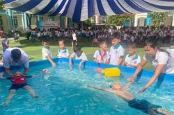Trang bị kỹ năng cứu đuối cho học sinh