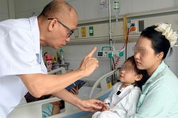 Bé gái 2,5 tuổi bị que xiên thịt đâm vào sọ não