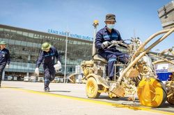Nhân viên sân bay căng mình giữa 'chảo lửa' Nội Bài 71 độ C