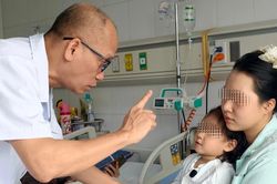 Cứu bé gái bị que xiên thịt đâm suýt vỡ nhãn cầu