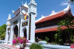 Bình yên những mái chùa giữa biển khơi