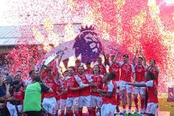 Arsenal n&acirc;ng c&uacute;p v&ocirc; địch Ngoại hạng Anh sau 22 năm chờ đợi
