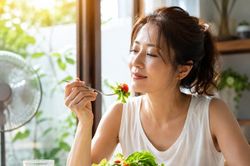 Nắng nóng kéo dài: 4 cách ăn uống giúp cơ thể dễ chịu hơn