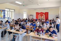 Hàng trăm suất cơm miễn phí tiếp sức sĩ tử giữa ngày thi nắng nóng