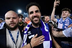 Tương lai của Fabregas sau mùa giải lịch sử