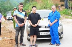 Sử dụng ôtô rượt đuổi, dùng súng bắn nhau như phim hành động