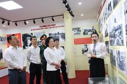 Phó Thủ tướng Phạm Thị Thanh Trà dâng hương tưởng niệm tại nơi đặt Sở Chỉ huy Chiến dịch Điện Biên Phủ