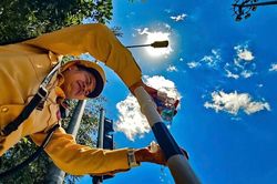 Chiến sĩ cảnh sát giao thông giữ nhịp giao thông giữa chảo lửa nắng nóng ở Thủ đô