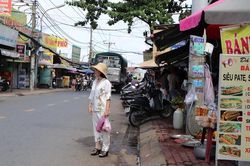 Lấn chiếm lòng đường, vỉa hè: Công an rời đi là tái lấn chiếm
