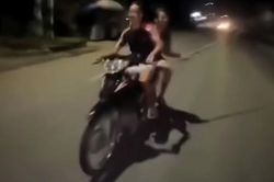 Nhóm thanh thiếu niên không đội mũ bảo hiểm, quay clip để câu view