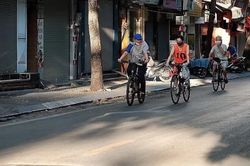 Người dân Thủ đô Hà Nội bắt đầu ngày mới sớm hơn để ứng phó với nắng nóng