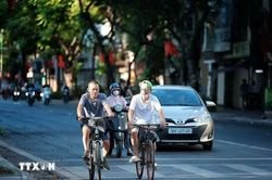 Người dân Thủ đô Hà Nội bắt đầu ngày mới sớm hơn để ứng phó với nắng nóng