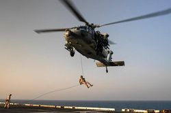 Mỹ tuyên bố tấn công tàu quân sự và bãi phóng tên lửa của Iran