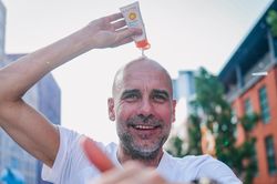 Pep Guardiola cực phấn khích trong lễ diễu hành của Man City