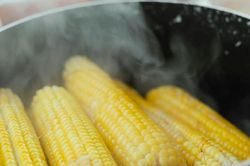 Luộc ng&ocirc; bao nhi&ecirc;u ph&uacute;t th&igrave; ch&iacute;n? C&aacute;ch luộc ng&ocirc; thơm ngọt