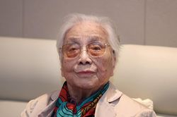 Cuộc trò chuyện với 'người phụ nữ khiêu vũ giữa bầy sói' Madame Bình ở tuổi 99