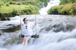 Suối mát lạnh cách Hà Nội 200km, ô tô đỗ gần, khách kéo nhau đến trốn nóng
