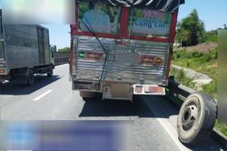 Cục CSGT cảnh b&aacute;o t&igrave;nh trạng &ocirc; t&ocirc; nổ lốp trong ng&agrave;y nắng n&oacute;ng