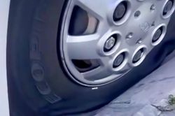 Xác minh nhiều ô tô 45 chỗ bị đâm thủng lốp khi đỗ ở đại lộ