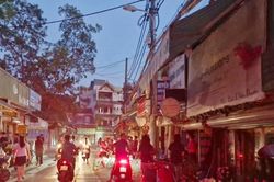 Mất điện giữa đêm nóng đỉnh điểm, vợ chồng ở Hà Nội đưa con đi ngủ nhờ